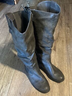 Women's Tall Heeled Boots in Dark Gray/green